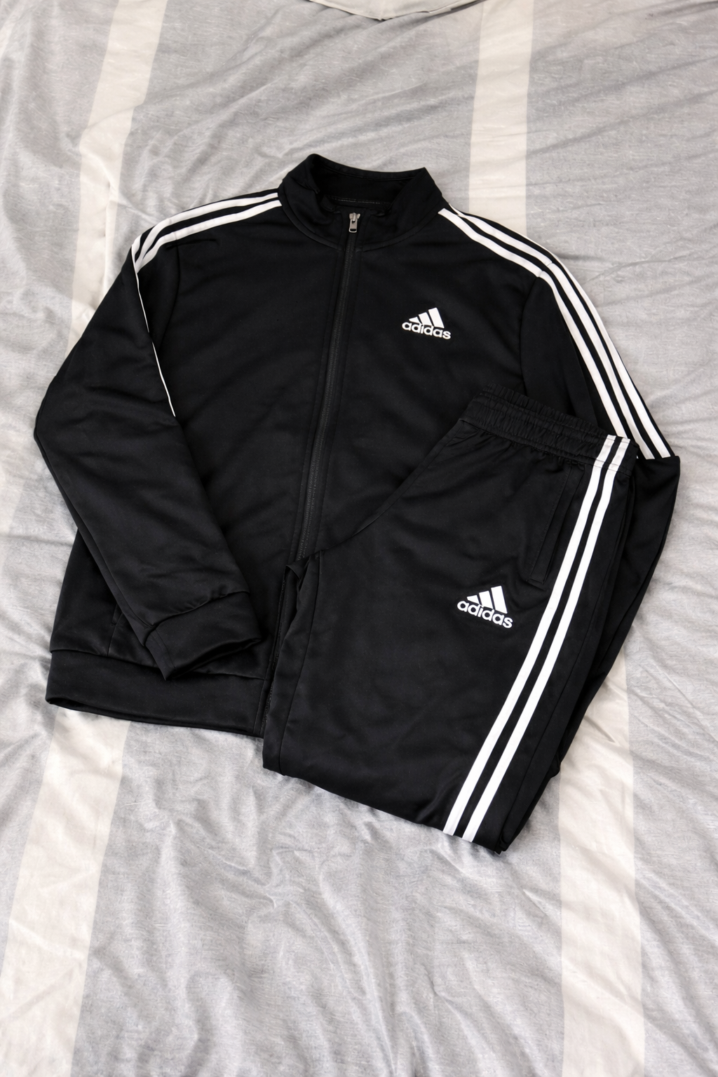 Conjunto negro en cama - rese&ntilde;a